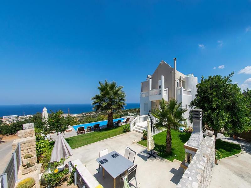 Infinity With Pool, Bbq And Ping-pong Table, 1km From The Vilă